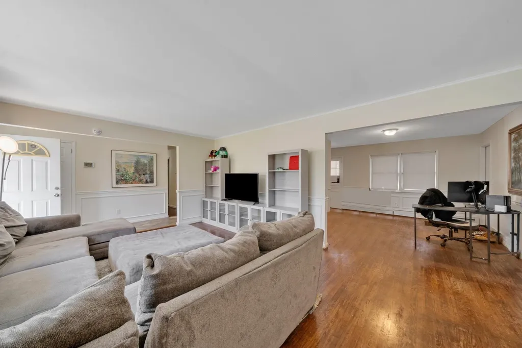 5 Stuart Road Shirley NY 11967