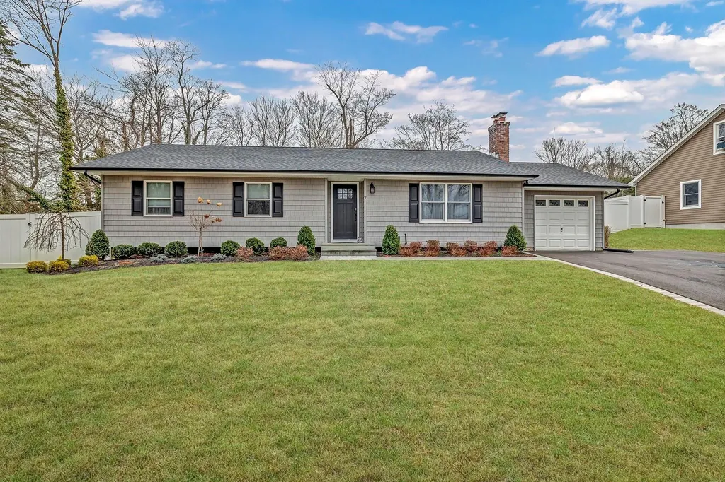 7 Locust Lane Brookhaven NY 11764
