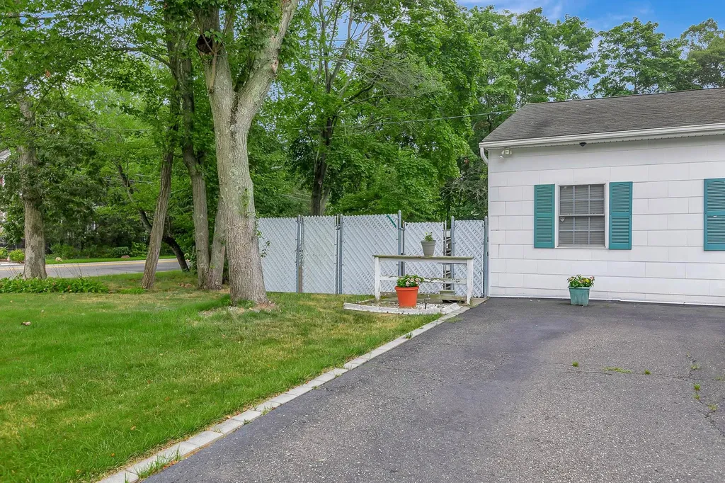 4 Brooktree Court Bohemia NY 11716