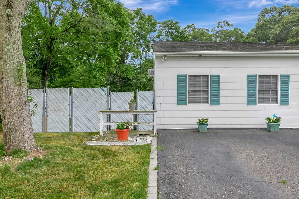 4 Brooktree Court Bohemia NY 11716