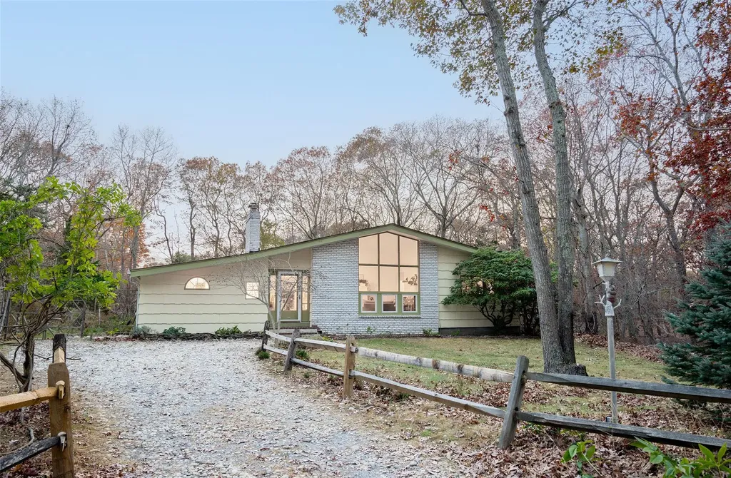 104 Pembroke Drive Springs NY 11937