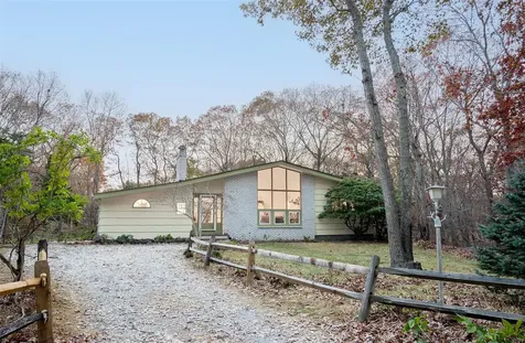 104 Pembroke Drive Springs NY 11937