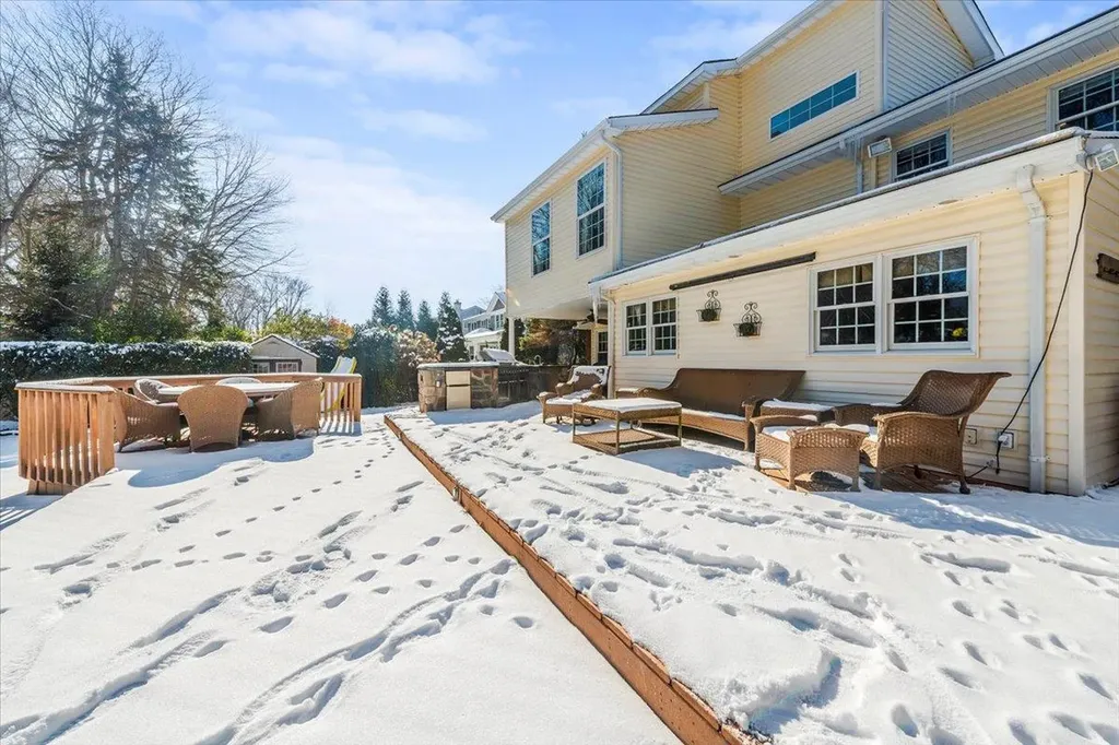 20 Mclane Drive Dix Hills NY 11746