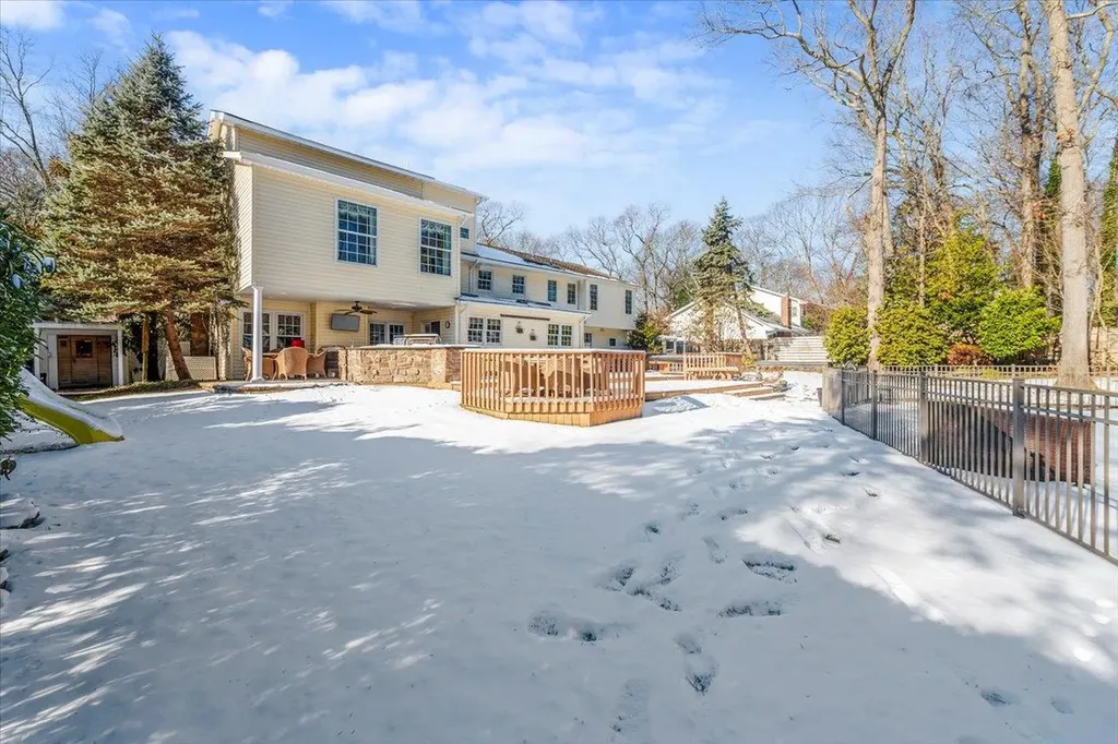 20 Mclane Drive Dix Hills NY 11746