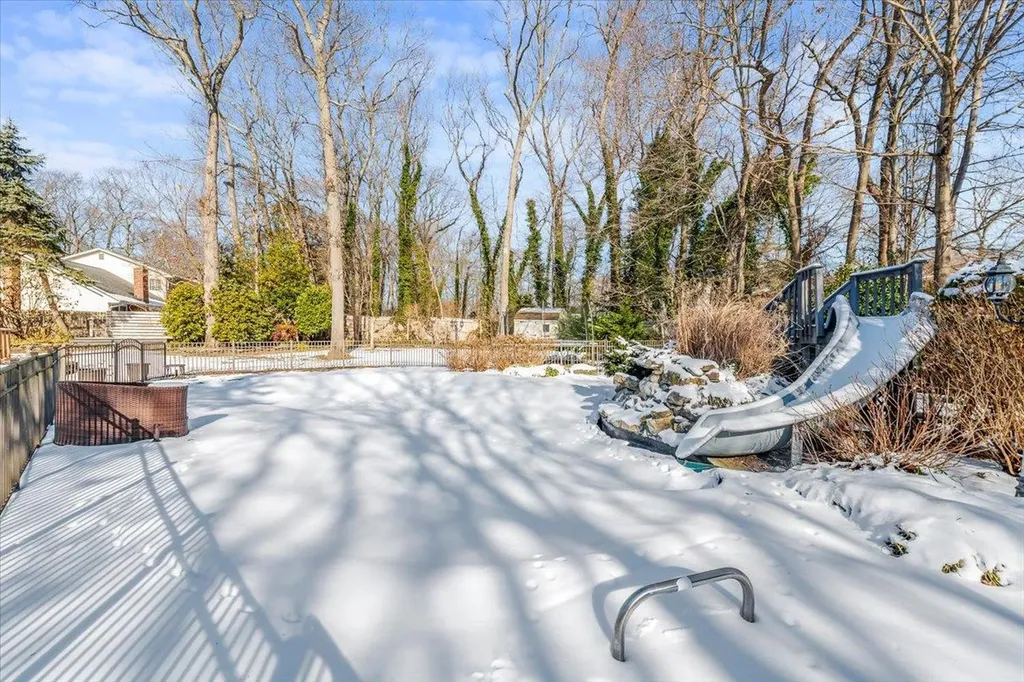 20 Mclane Drive Dix Hills NY 11746