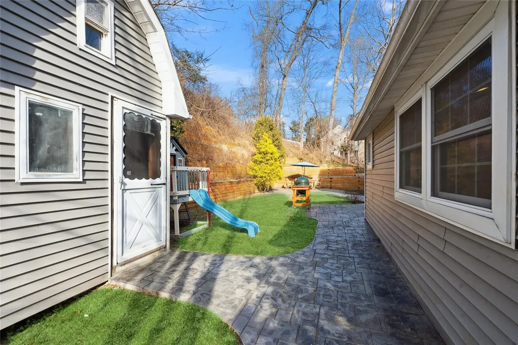 83 Oakside Road Smithtown NY 11787