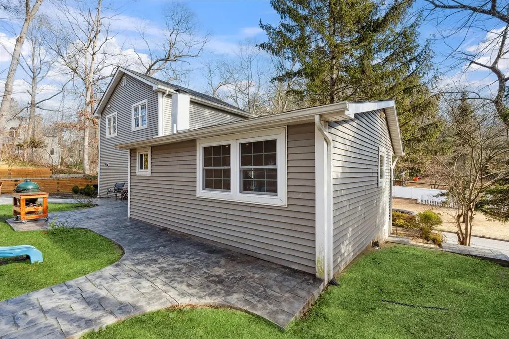 83 Oakside Road Smithtown NY 11787