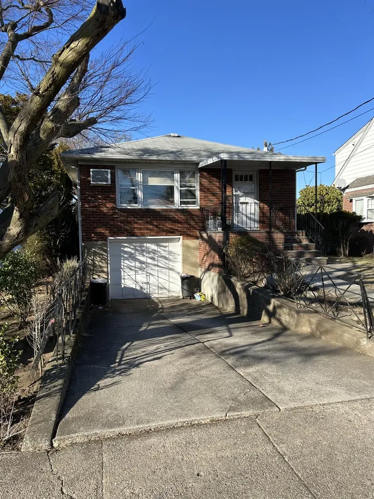 396 Jackson Avenue Mineola NY 11501