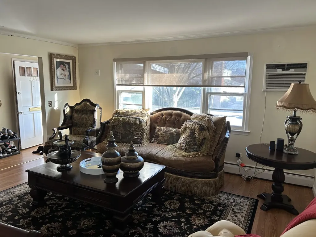 396 Jackson Avenue Mineola NY 11501