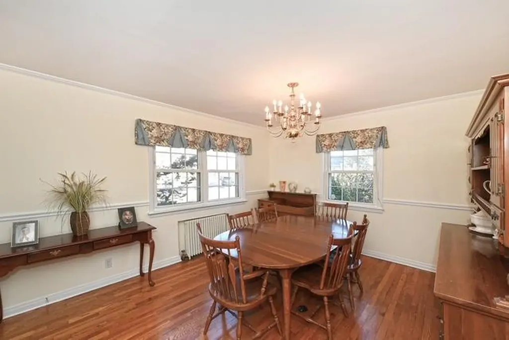 24 Surrey Drive Merrick NY 11566