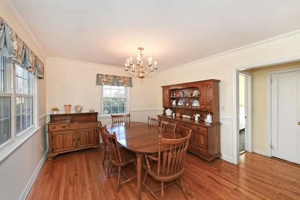 24 Surrey Drive Merrick NY 11566