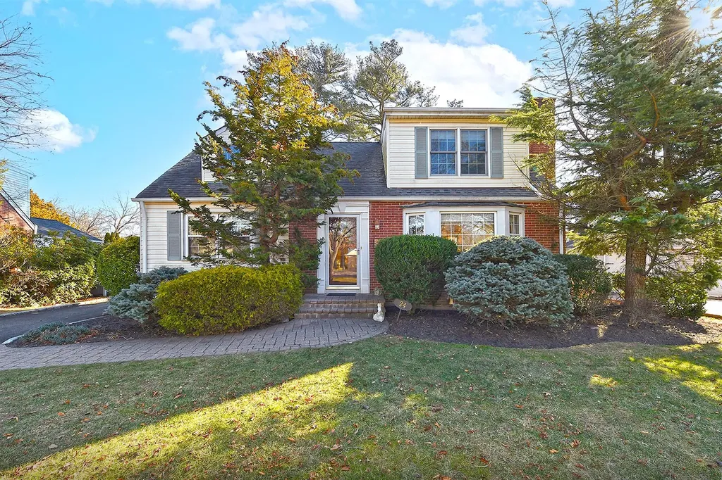 24 Surrey Drive Merrick NY 11566