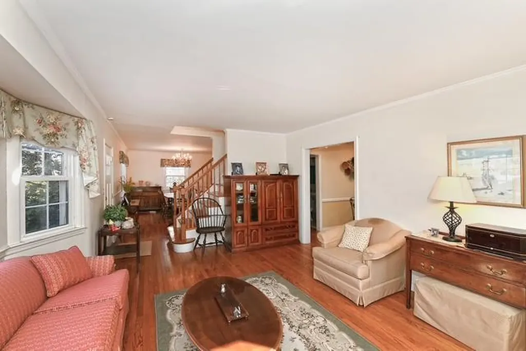 24 Surrey Drive Merrick NY 11566