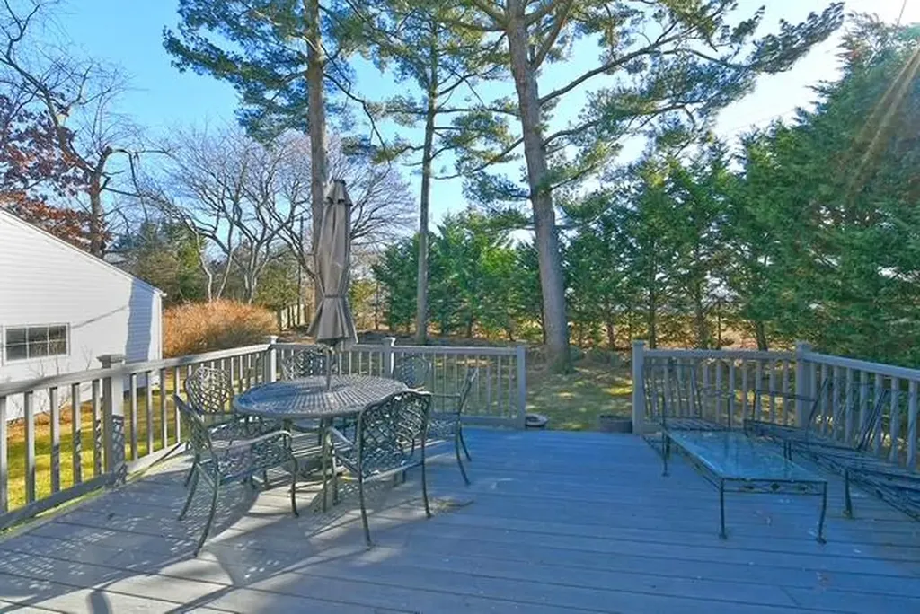 24 Surrey Drive Merrick NY 11566