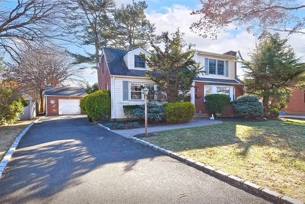 24 Surrey Drive Merrick NY 11566