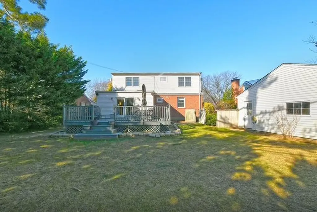 24 Surrey Drive Merrick NY 11566