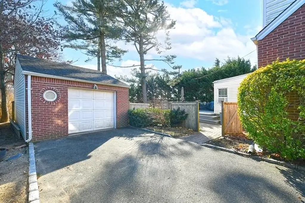 24 Surrey Drive Merrick NY 11566