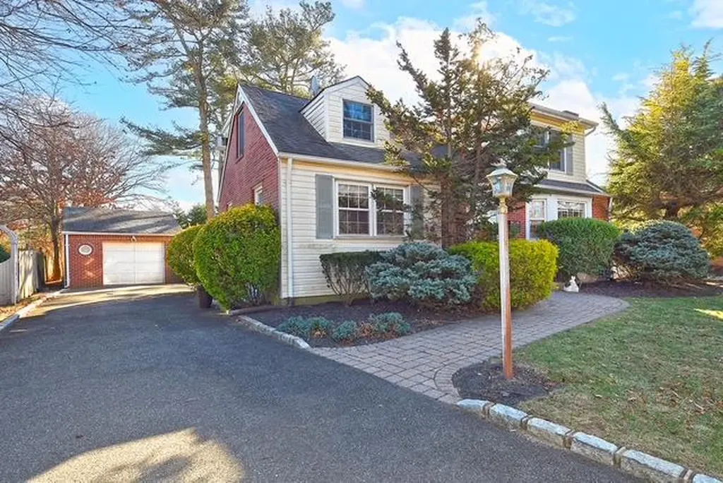 24 Surrey Drive Merrick NY 11566