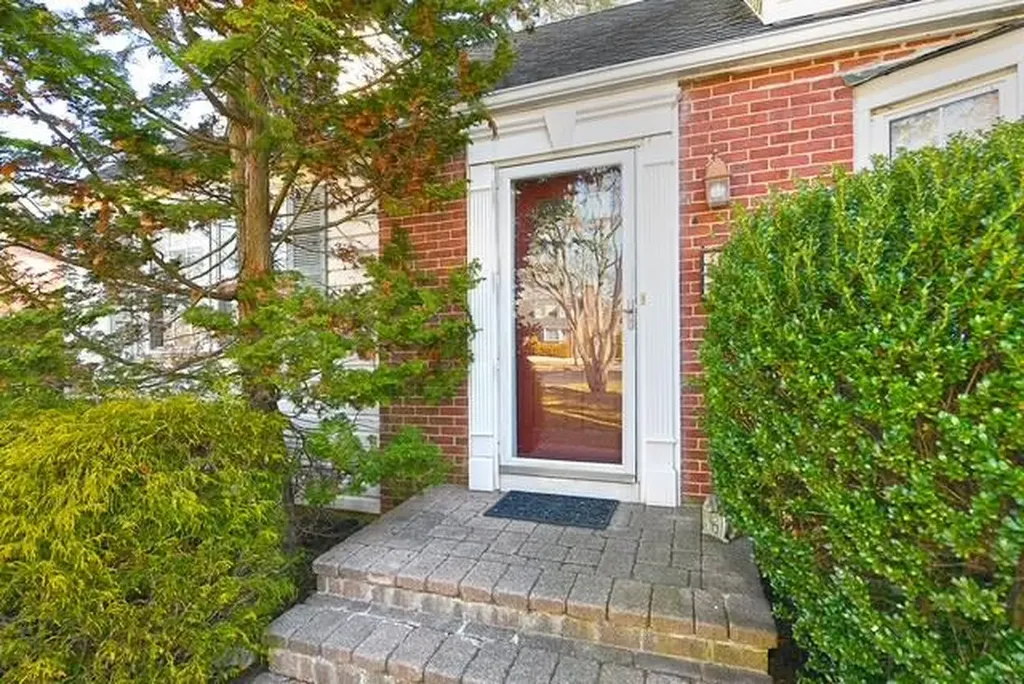 24 Surrey Drive Merrick NY 11566