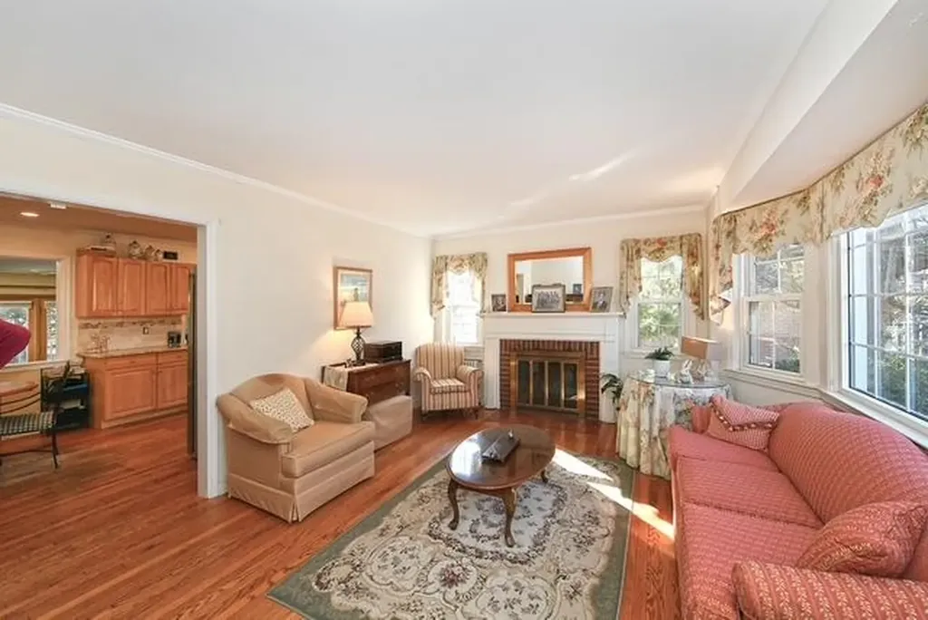 24 Surrey Drive Merrick NY 11566