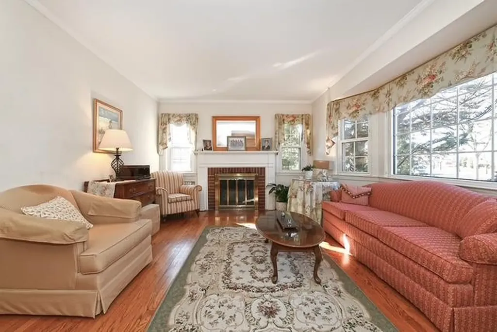 24 Surrey Drive Merrick NY 11566