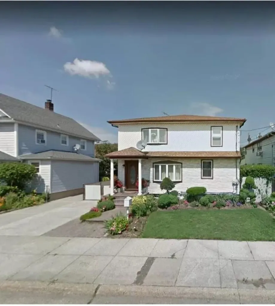 252 Maple Place Mineola NY 11501