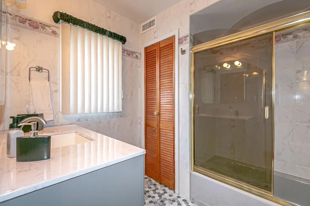 252 Maple Place Mineola NY 11501