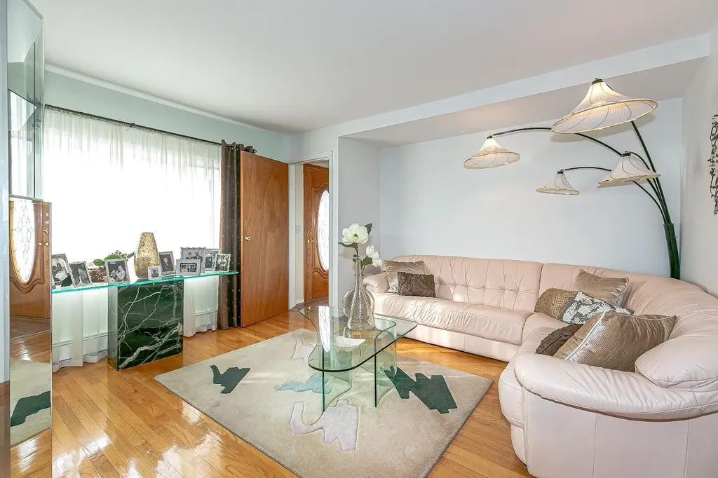 252 Maple Place Mineola NY 11501