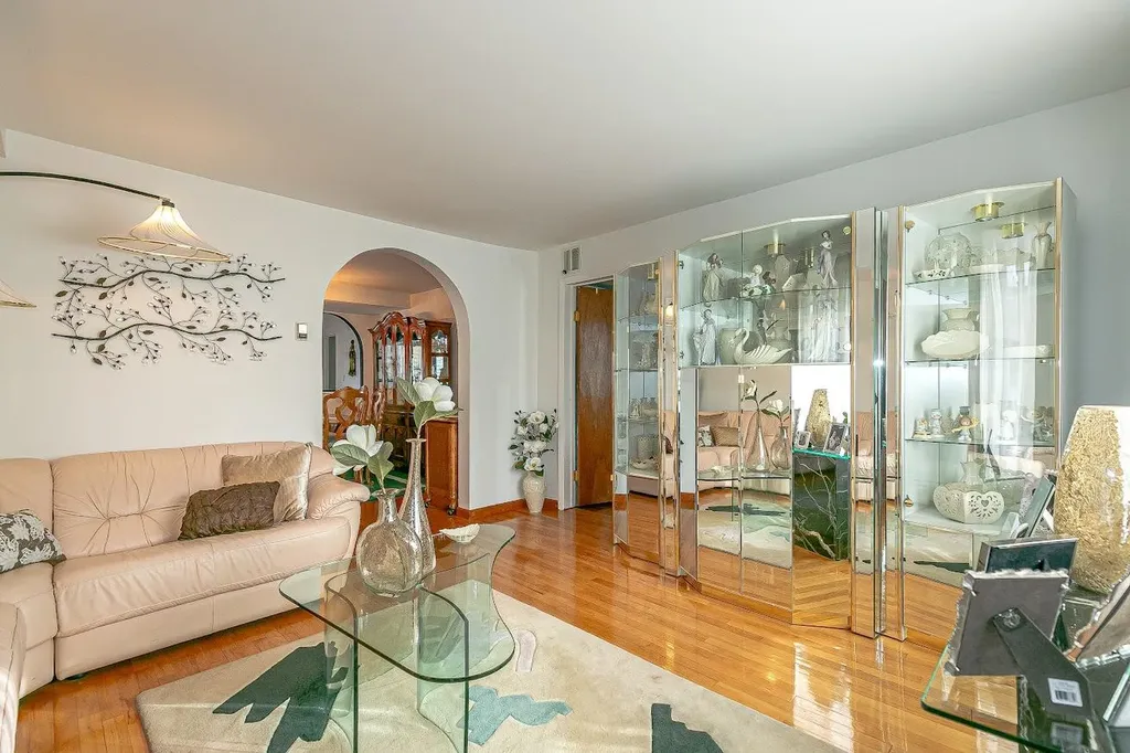 252 Maple Place Mineola NY 11501