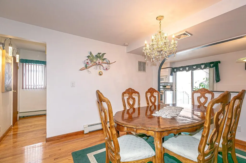 252 Maple Place Mineola NY 11501
