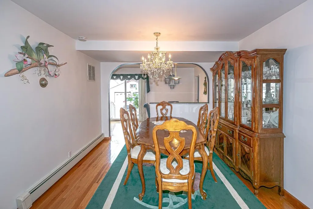 252 Maple Place Mineola NY 11501