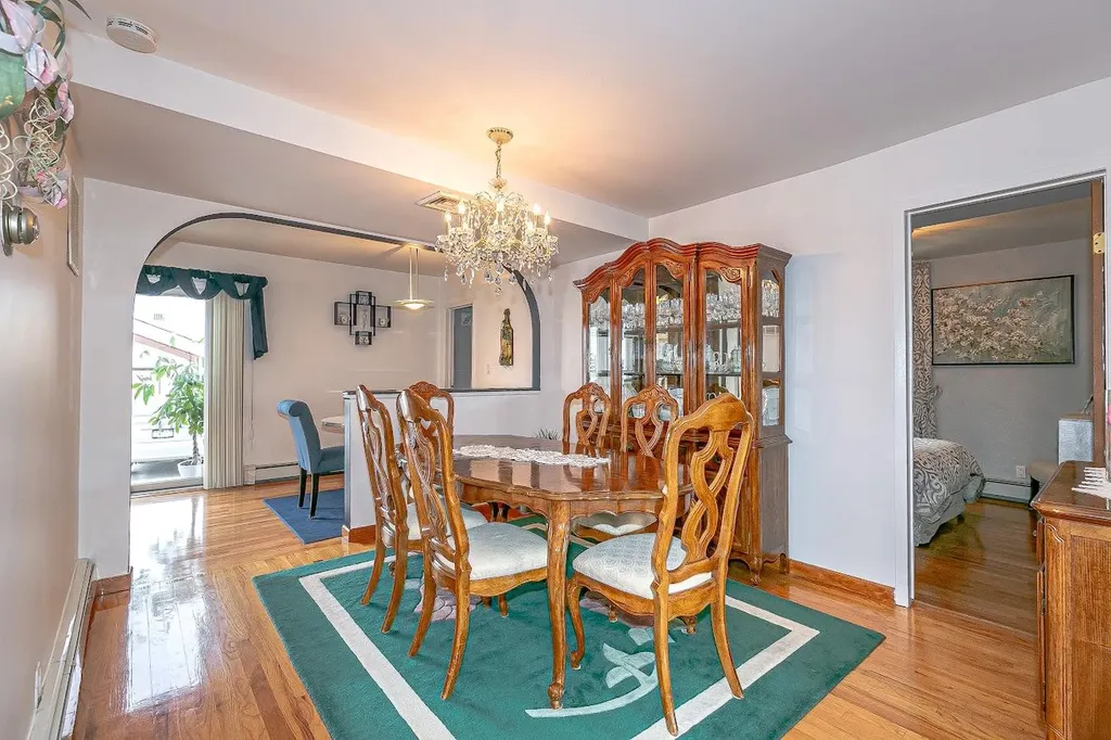 252 Maple Place Mineola NY 11501
