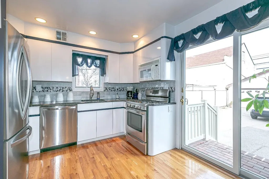252 Maple Place Mineola NY 11501