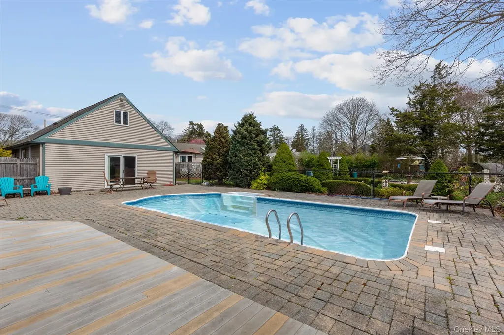 7 Suffolk Road Hampton Bays NY 11946