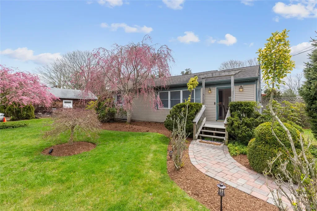 7 Suffolk Road Hampton Bays NY 11946