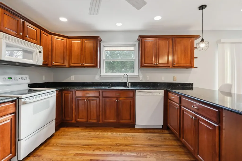 87 16th Street Wading River NY 11792