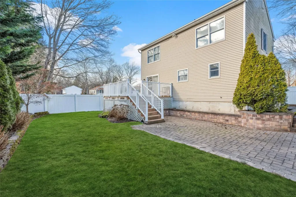 87 16th Street Wading River NY 11792