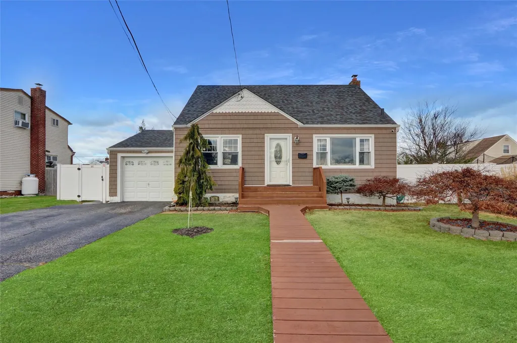 1478 Herzel Boulevard West Babylon NY 11704