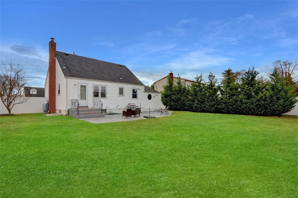 1478 Herzel Boulevard West Babylon NY 11704