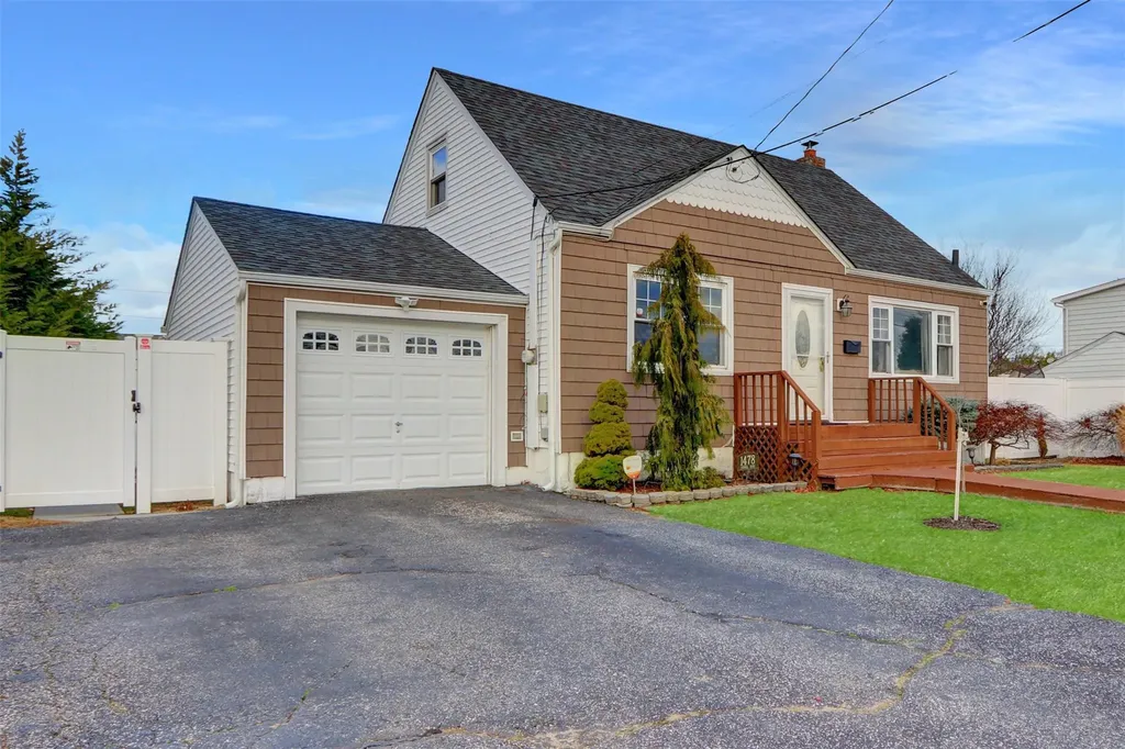 1478 Herzel Boulevard West Babylon NY 11704