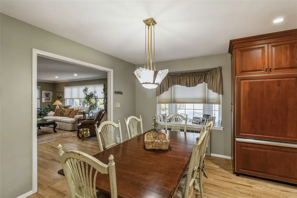 27 Quaker Path Stony Brook NY 11790