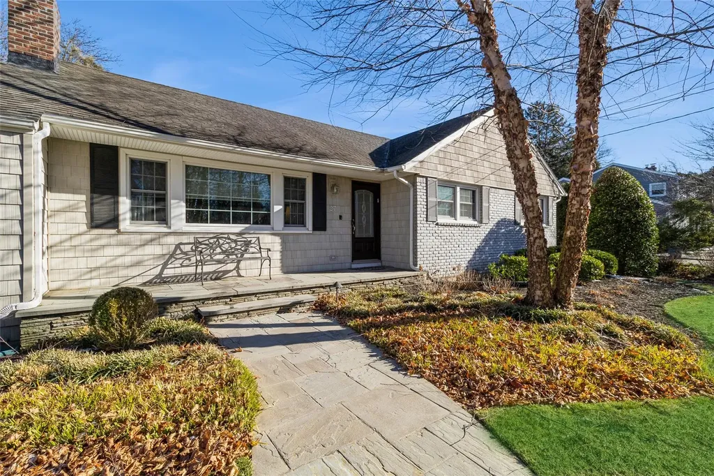 27 Quaker Path Stony Brook NY 11790