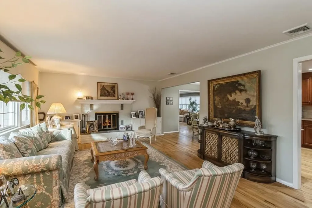 27 Quaker Path Stony Brook NY 11790