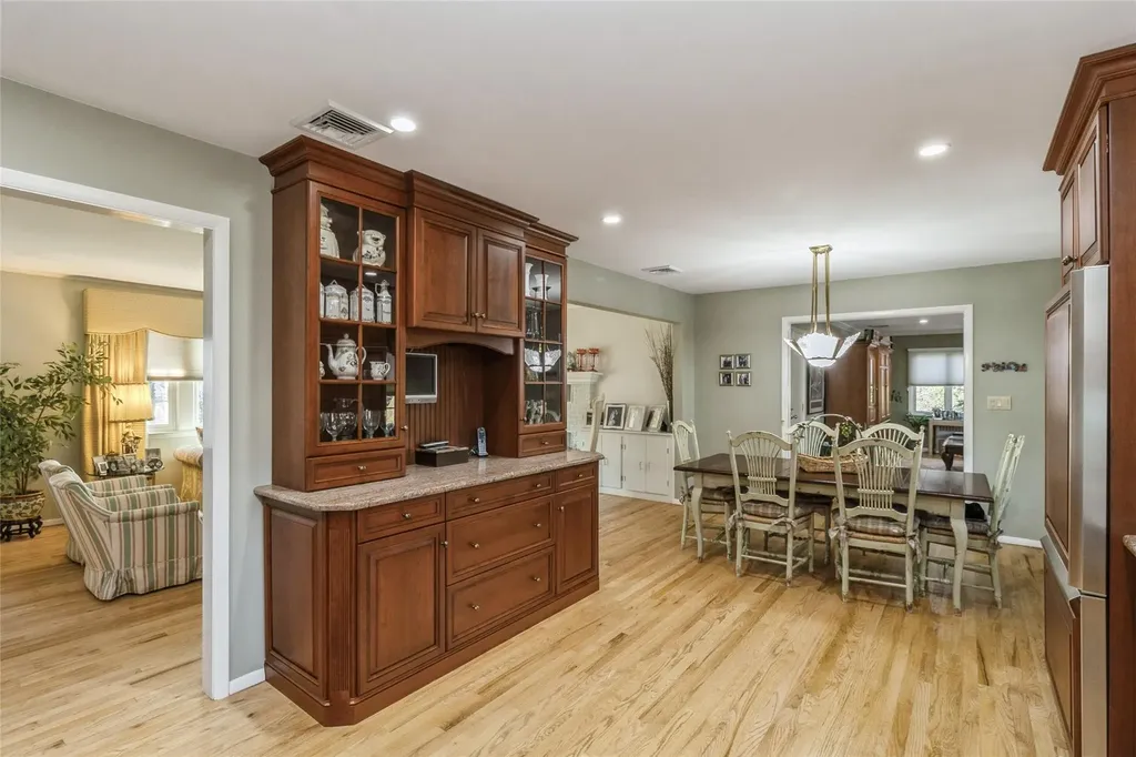 27 Quaker Path Stony Brook NY 11790