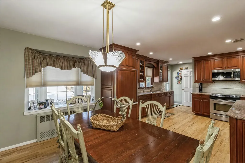 27 Quaker Path Stony Brook NY 11790