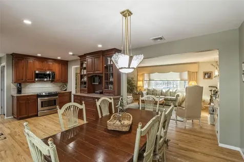 27 Quaker Path Stony Brook NY 11790