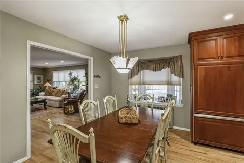 27 Quaker Path Stony Brook NY 11790