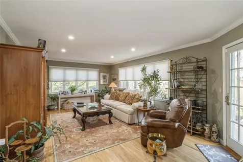 27 Quaker Path Stony Brook NY 11790