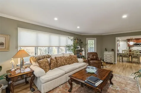 27 Quaker Path Stony Brook NY 11790