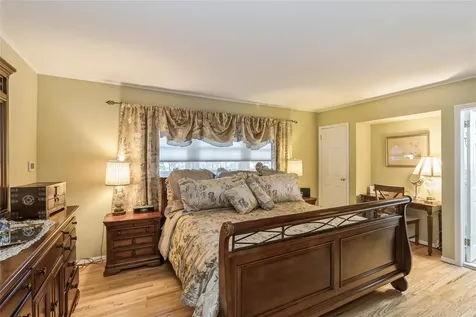 27 Quaker Path Stony Brook NY 11790